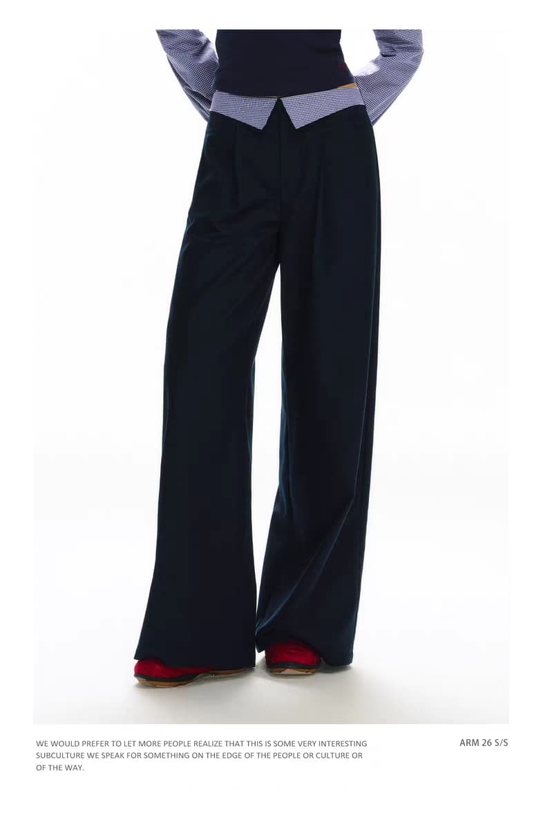 Темно-синий костюм с открытыми плечами - брюки детальное фото 3