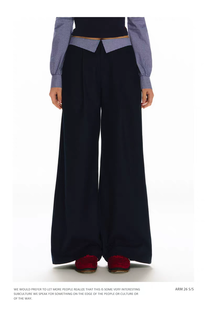 Темно-синий костюм с открытыми плечами - брюки детальное фото 10