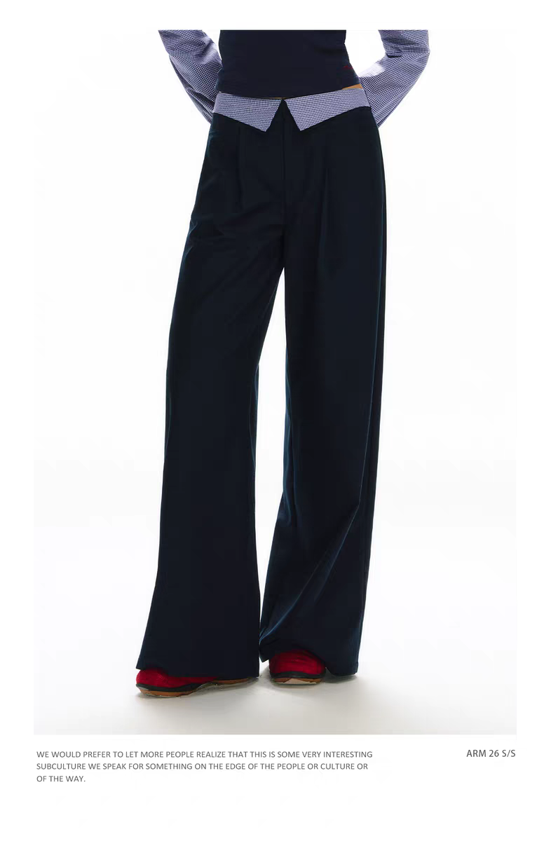 Темно-синий костюм с открытыми плечами - брюки детальное фото 3