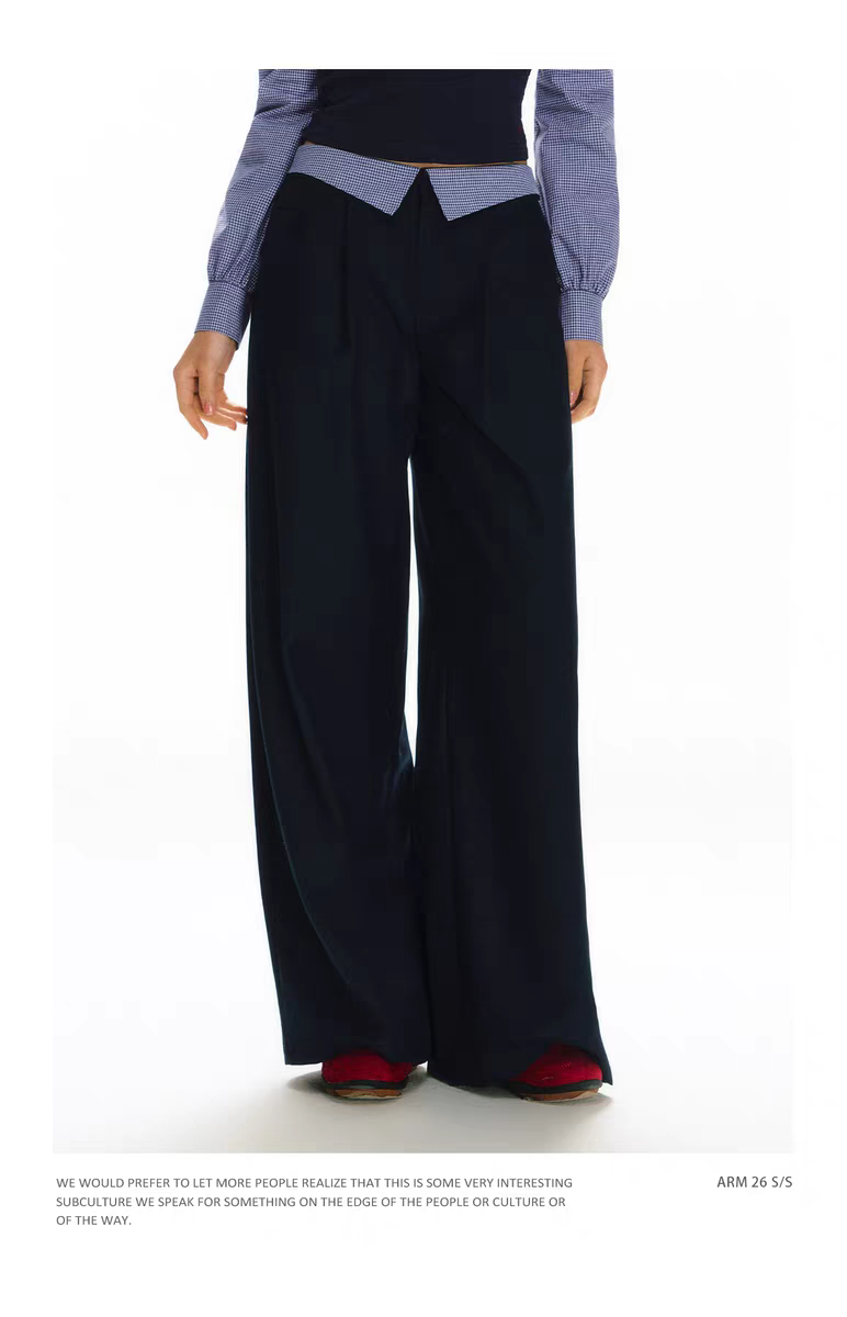 Темно-синий костюм с открытыми плечами - брюки детальное фото 7