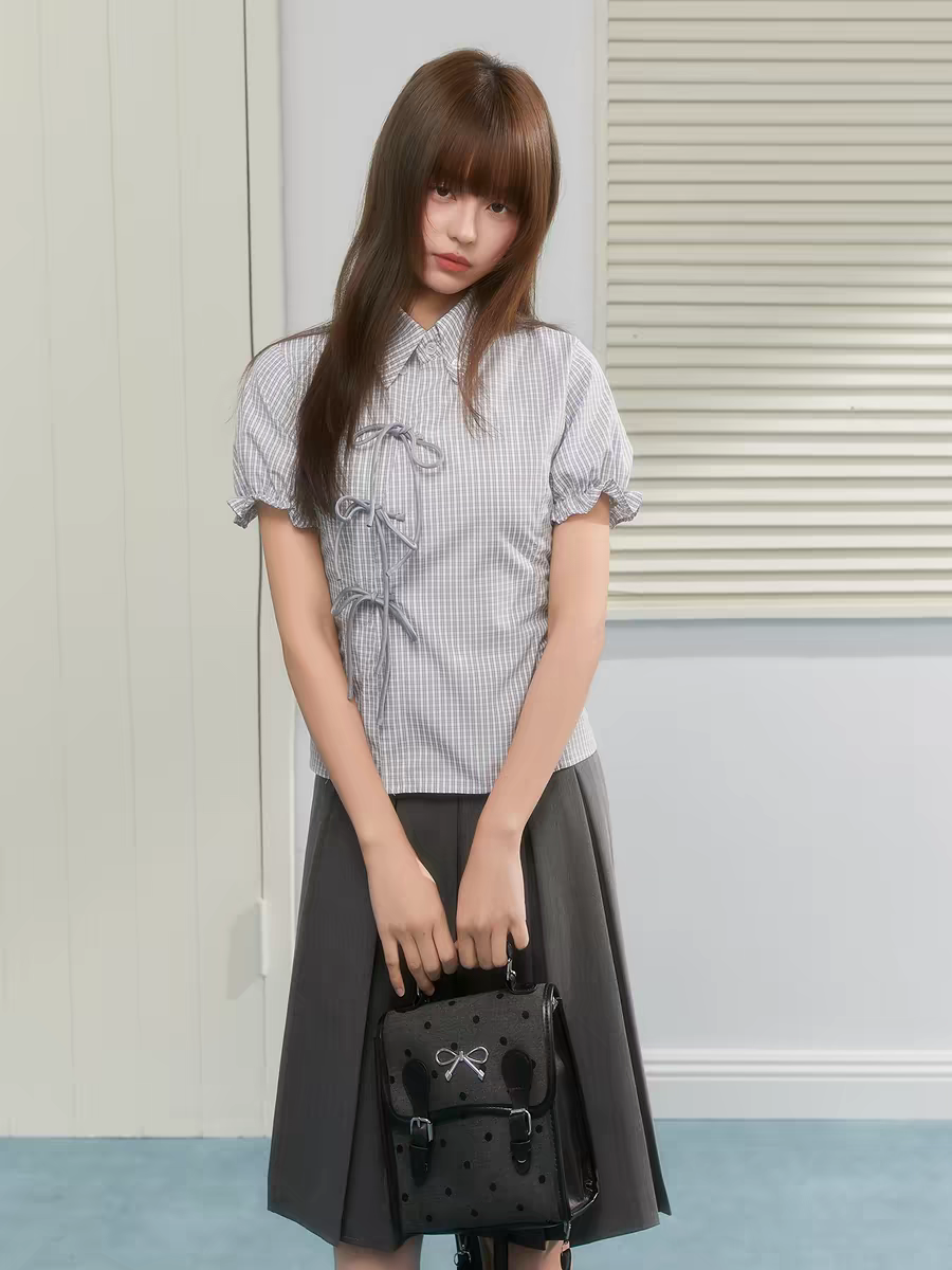 Клетчатая рубашка приталенная с завязками и пышными рукавами детальное фото 3